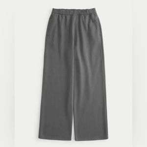 Hollister Feel Good Fleece Wide-Leg sweatpants. Size M